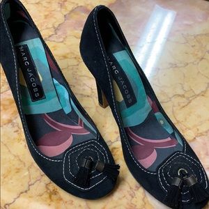 Marc Jacobs black suede rounded-toe tassel pump